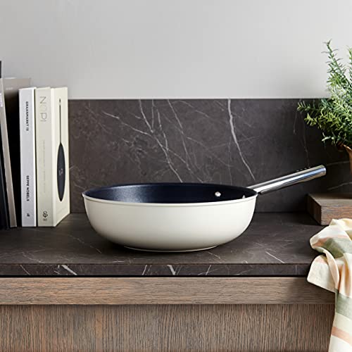 Smeg, Wok Antiaderente CKFW3001CRM, Diametro 30 cm, Manico Ergonomico in Acciaio Inossidabile, Per Tutti i Piani Cottura, Fino a 250° in Forno, Capacità 5,3L, Panna