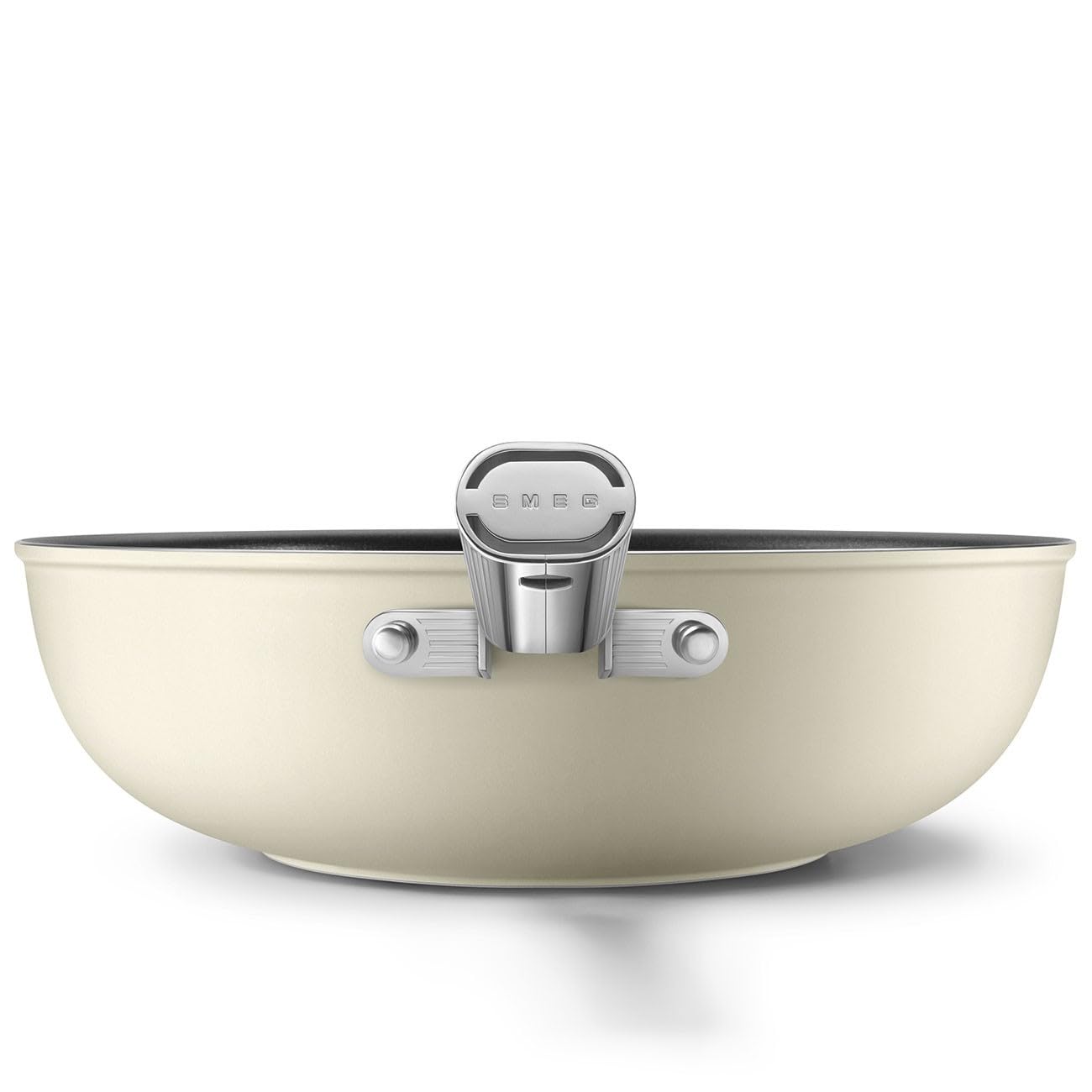 Smeg, Wok Antiaderente CKFW3001CRM, Diametro 30 cm, Manico Ergonomico in Acciaio Inossidabile, Per Tutti i Piani Cottura, Fino a 250° in Forno, Capacità 5,3L, Panna